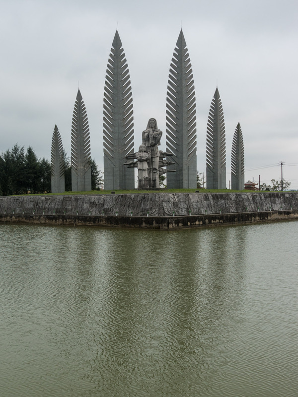 statue next to Reunification Bridge